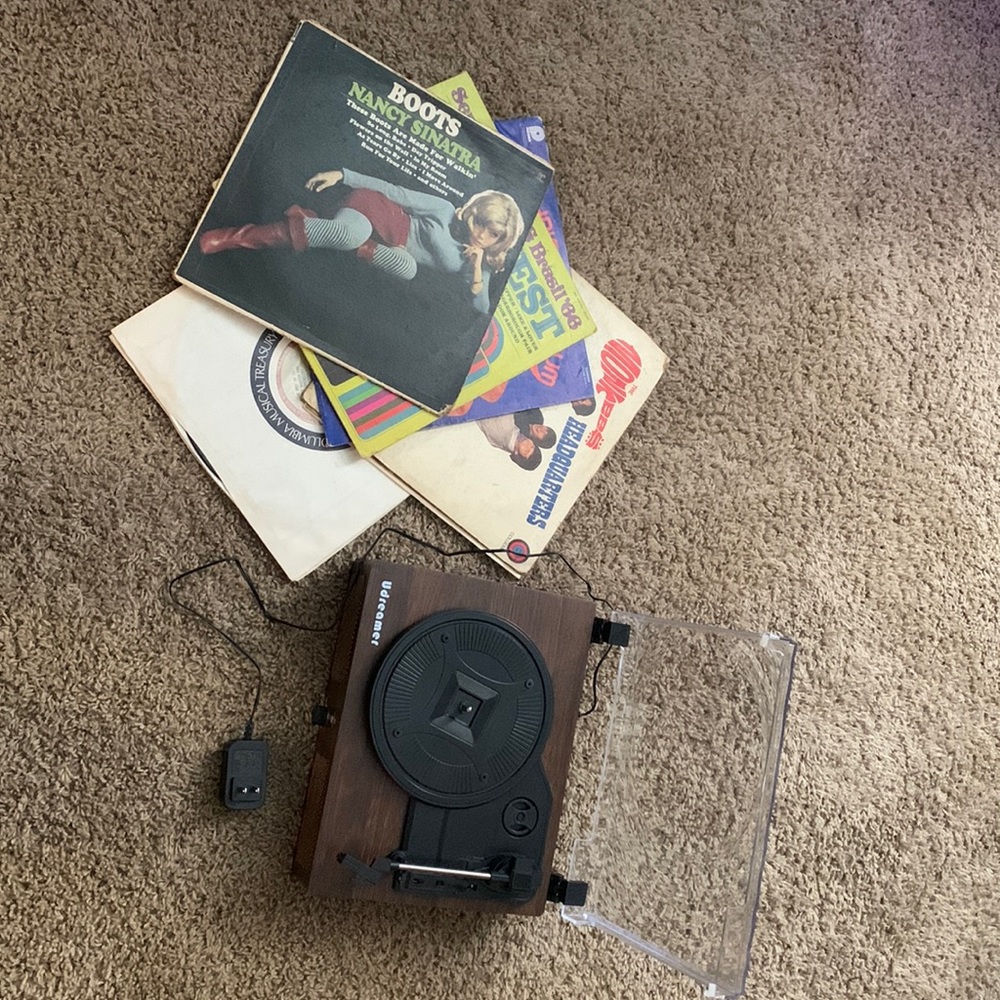 Bundle! Record player and it’s user manual, also comes with 7 vintage records.